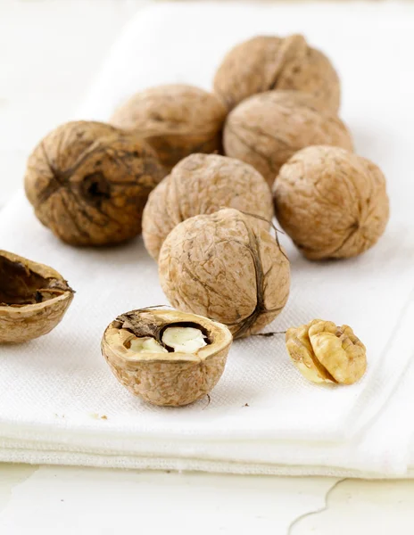 Nueces orgánicas naturales sobre una mesa de madera — Foto de Stock