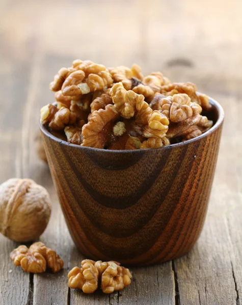 Nueces orgánicas naturales sobre una mesa de madera —  Fotos de Stock