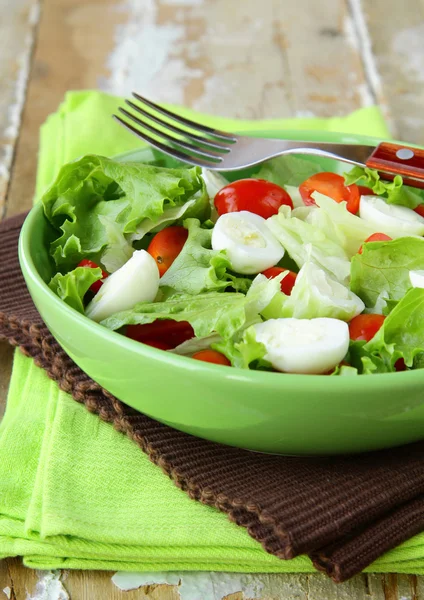 Pasen-Lente salade met kwarteleitjes — Stockfoto