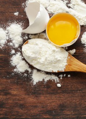 Ahşap arka plan çiğ yumurta ve un ile pişirme