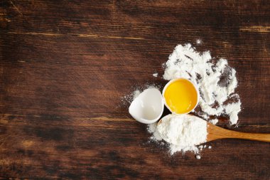 Ahşap arka plan çiğ yumurta ve un ile pişirme