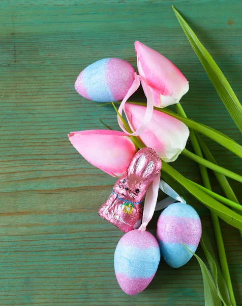 Coloridos huevos decorativos de Pascua y rama con flores de primavera en el fondo de madera vieja — Foto de Stock