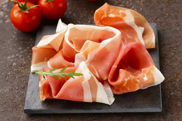 Parmaham (jamon) traditionele Italiaanse vleesspecialiteiten — Stockfoto