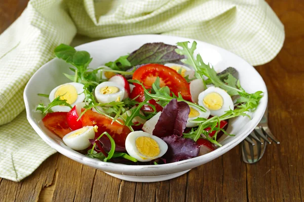 Påsk Spring sallad med vaktelägg, tomater och gurkor — Stockfoto