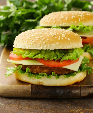 Yeşil salata ve domates ile geleneksel çizburger