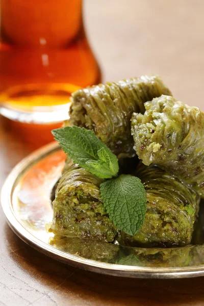 Dessert arabe turc - baklava au miel et noix, pistaches — Photo