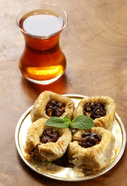 Türkisches arabisches Dessert - Baklava mit Honig und Walnüssen, Pistazien — Stockfoto