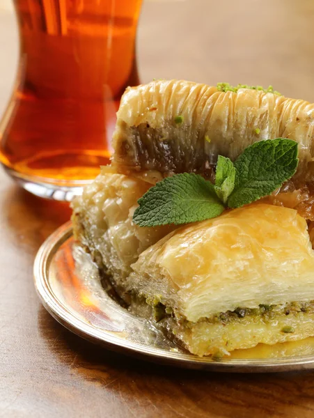 Turecká arabsky dezert - baklava s medem a ořechy, pistácie ořechy — Stock fotografie