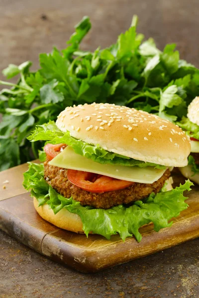 Традиционный чизбургер с зеленым салатом и помидорами — стоковое фото