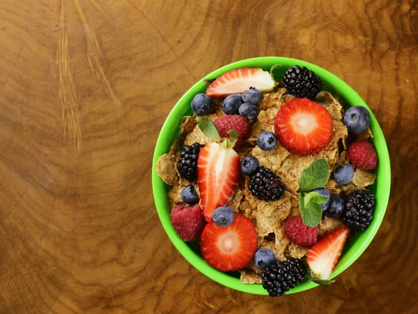 有浆果 (草莓、 覆盆子、 蓝莓) 早饭做格兰诺拉麦片牛奶什锦早餐 — 图库照片