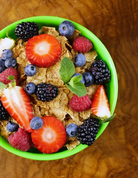 Kahvaltıda meyve (çilek, ahududu, yaban mersini) ile ev yapımı granola müsli — Stok fotoğraf