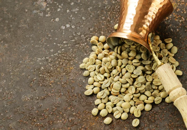 Grüne Kaffeebohnen aus nächster Nähe, gesunde Ernährung — Stockfoto