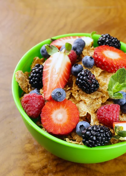 Kahvaltıda meyve (çilek, ahududu, yaban mersini) ile ev yapımı granola müsli — Stok fotoğraf