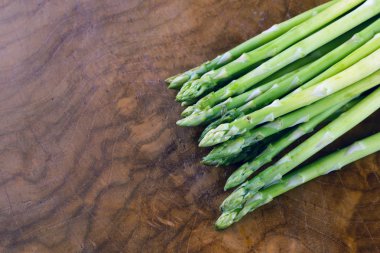 Taze yeşil kuşkonmaz - ahşap arka plan bahar bitki