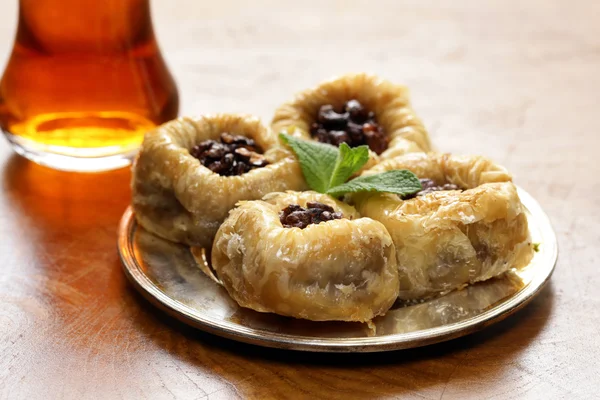 Турецкий арабский десерт - паклава с медом и грецким орехом, фисташковые орехи — стоковое фото