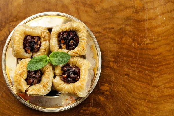 Sobremesa árabe turca - baklava com mel e noz, pistácios nozes — Fotografia de Stock