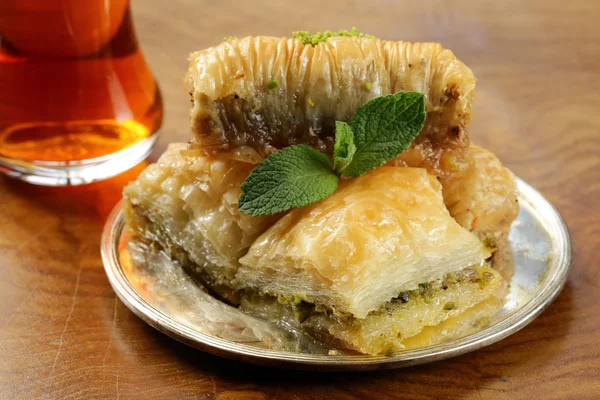 トルコ語アラビア語デザート蜂蜜とクルミ、ピスタチオ ナッツとバクラヴァ — ストック写真