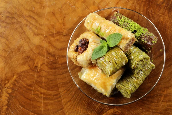 Turecká arabsky dezert - baklava s medem a ořechy, pistácie ořechy — Stock fotografie