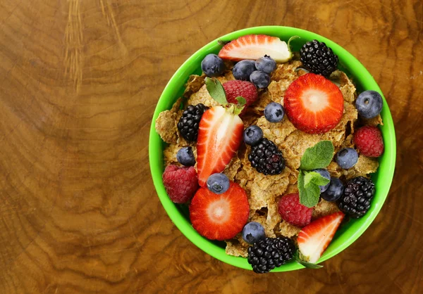 Granola muesli casera con bayas (fresas, frambuesas, arándanos) para el desayuno — Foto de Stock