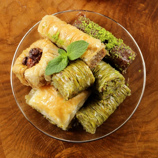 Turecká arabsky dezert - baklava s medem a ořechy, pistácie ořechy — Stock fotografie
