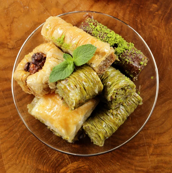 Türk Arap tatlı - bal ve ceviz, fıstık fındık ile baklava — Stok fotoğraf