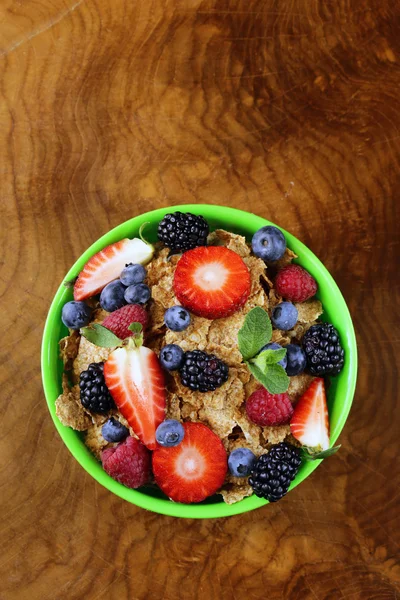 Granola muesli casera con bayas (fresas, frambuesas, arándanos) para el desayuno —  Fotos de Stock