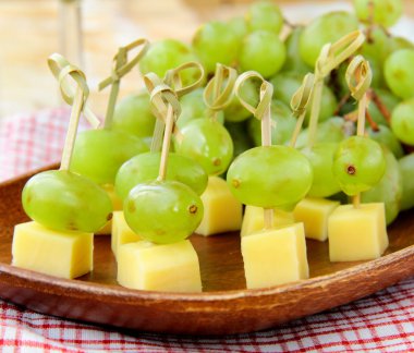 Kanepe snack - peynir ile ahşap şiş üzerinde Yeşil üzüm