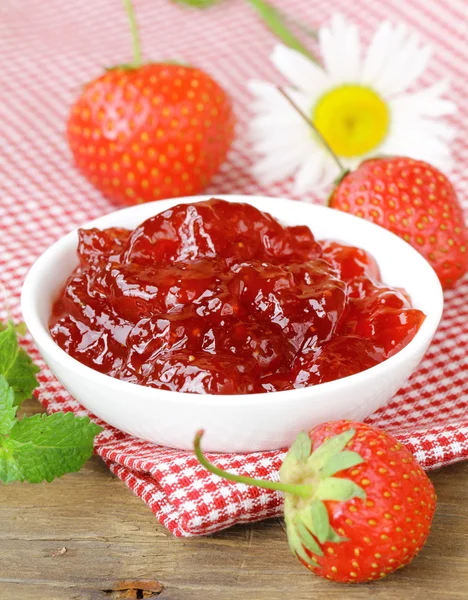 Verse aardbeien jam in een witte kom op de tafel, rustieke stijl — Stockfoto