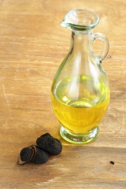 zeytinyağı ile ahşap bir masa üzerinde siyah trüf aromalı