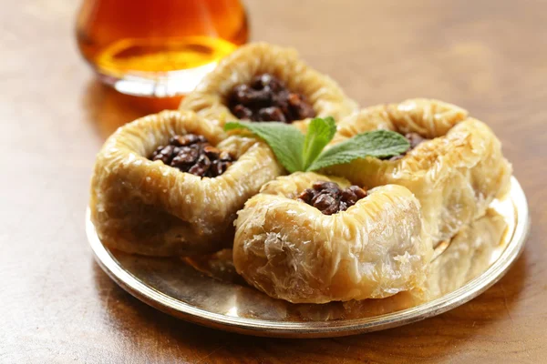 Türkisches arabisches Dessert - Baklava mit Honig und Walnüssen, Pistazien — Stockfoto