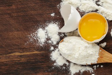 Ahşap arka plan çiğ yumurta ve un ile pişirme
