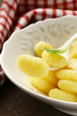 Patates ve yumurta ile hazırlanan geleneksel İtalyan gnocchi