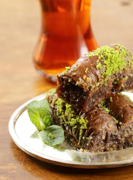 Türkisches arabisches Dessert - Baklava mit Honig und Walnüssen, Pistazien — Stockfoto