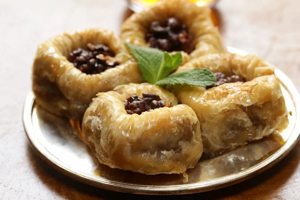 Masakan arab Turki - baklava dengan madu dan kenari, kacang pistachio — Stok Foto