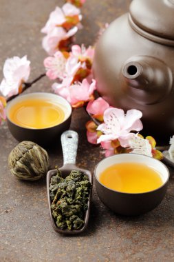 çay seti (çaydanlık, bardak ve farklı yeşil çay)