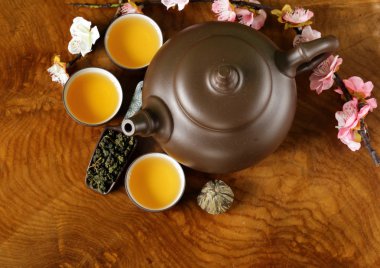 çay seti (çaydanlık, bardak ve farklı yeşil çay)