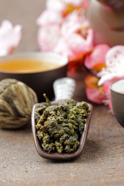 çay seti (çaydanlık, bardak ve farklı yeşil çay)