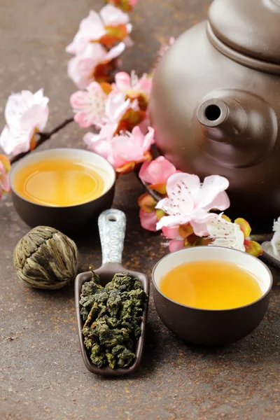 Tea set (teapot, cups and different green tea) — Stock Photo, Image