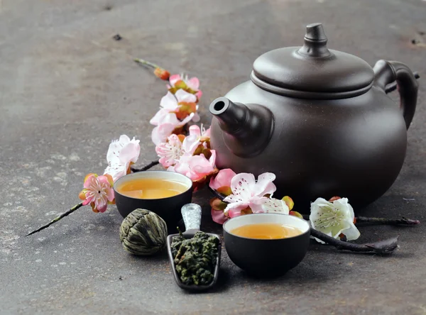 Thee set (theepot, bekers en verschillende groene thee) — Stockfoto