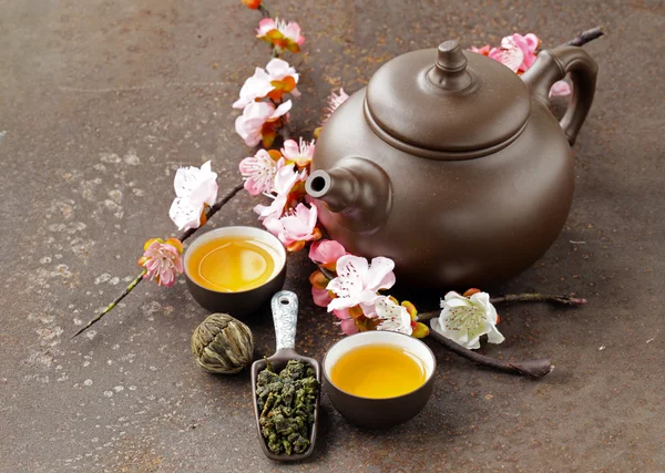 Çay seti (çaydanlık, bardak ve farklı yeşil çay) — Stok fotoğraf