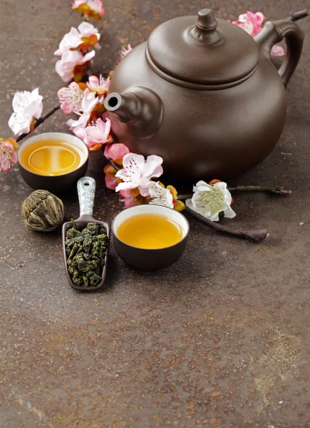 Çay seti (çaydanlık, bardak ve farklı yeşil çay) — Stok fotoğraf