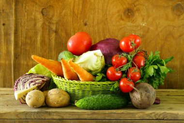 Sepet içinde çeşitli sebzeler (havuç, patates, lahana, domates)