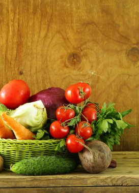 Sepet içinde çeşitli sebzeler (havuç, patates, lahana, domates)