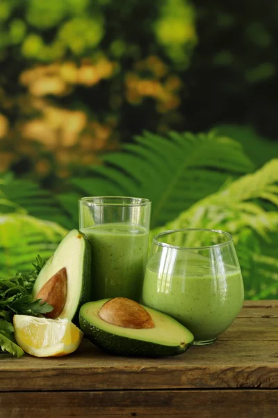 Natuurlijke drinken een smoothie met avocado, kruiden en yoghurt — Stockfoto