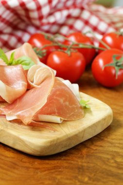 Parma jambonu (jamon) kokulu otlar geleneksel İtalyan etli meze ile