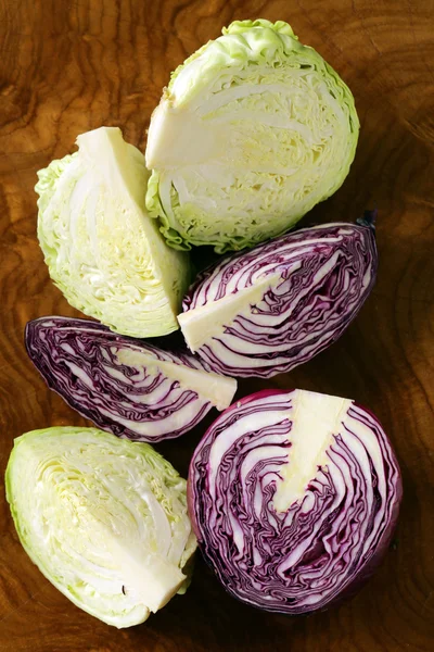 Two varieties of cabbage (green and red) on a wooden table — Stock Photo, Image