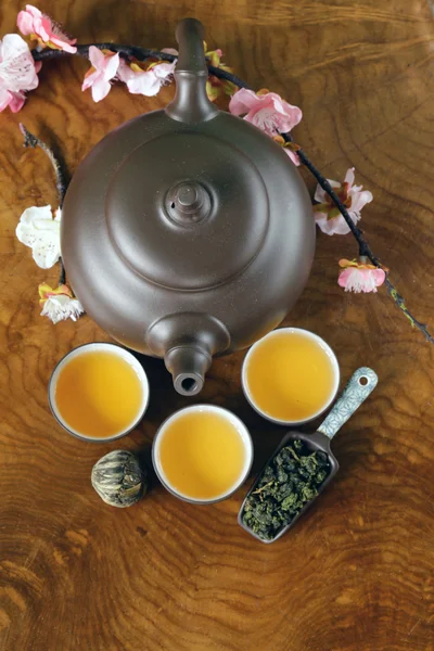 Tea set (teapot, cups and different green tea) — Stock Photo, Image