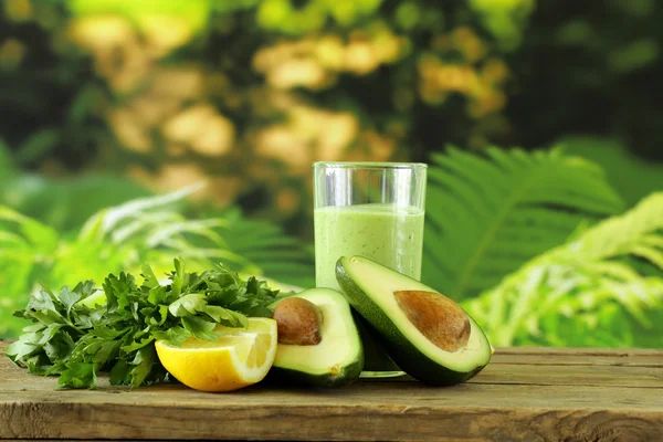 Natuurlijke drankje smoothie met avocado, kruiden en yoghurt — Stockfoto