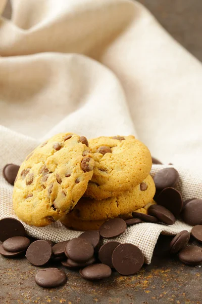 테이블에 초콜릿 칩과 함께 달콤한 맛 있는 쿠키 — 스톡 사진