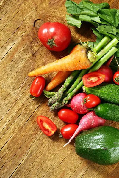 Färska ekologiska primörer (tomat, sparris, morötter, gurka, rädisor) — Stockfoto